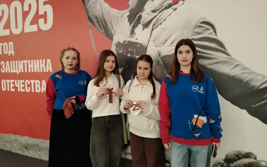 Участникам и гостям фестиваля «Была Война…Была Победа!» добровольцы вручили георгиевские ленточки